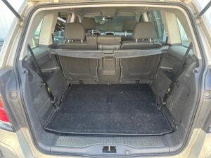 Opel Zafira B 1.8 7 places 2006 d'occasion à Cotonou — coffre ouvert et modularité