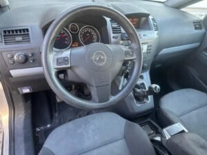 Opel Zafira B 1.8 7 places 2006 d'occasion à Cotonou — tableau de bord et volant