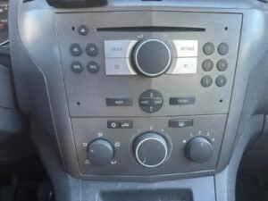 Opel Zafira B 1.8 7 places 2006 d'occasion à Cotonou — autoradio CD 30 et commandes de climatisation
