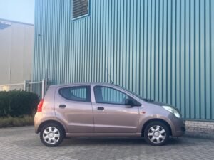 Suzuki Alto 1.0 Base d'occasion à Cotonou — profil latéral complet
