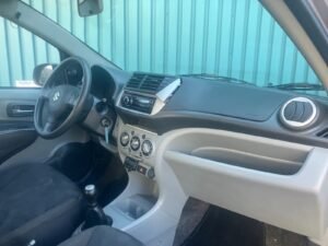 Suzuki Alto 1.0 Base d'occasion à Cotonou — planche de bord et console centrale