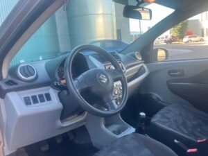 Suzuki Alto 1.0 Base d'occasion à Cotonou — poste de conduite vu du siège passager