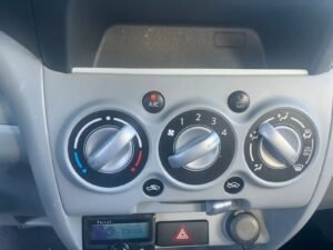 Suzuki Alto 1.0 Base d'occasion à Cotonou — commandes de climatisation manuelle