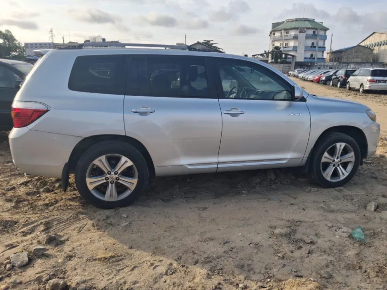 Toyota Highlander Sport 2008 d'occasion à Cotonou — profil latéral