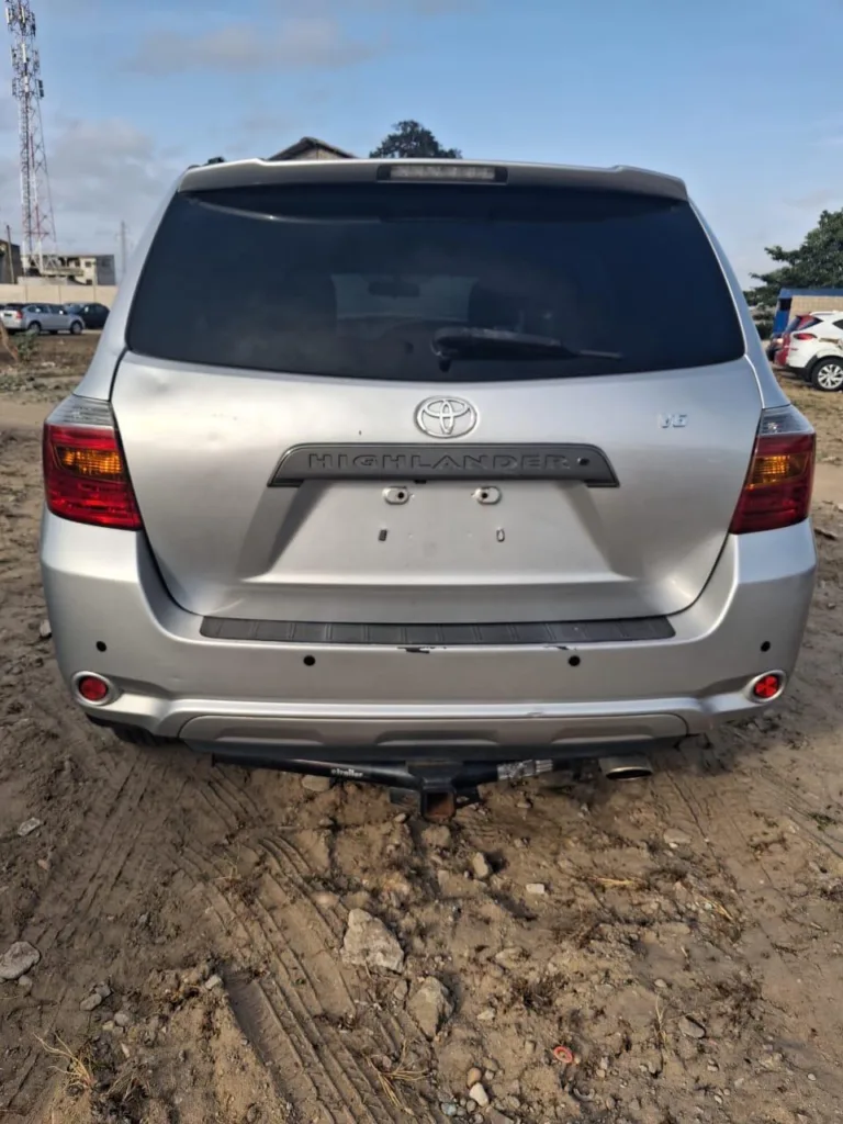 Toyota Highlander Sport 2008 d'occasion à Cotonou — arrière