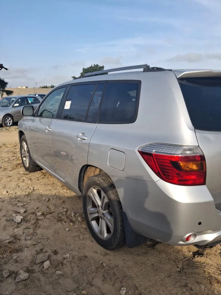 Toyota Highlander Sport 2008 d'occasion à Cotonou — trois quarts arrière