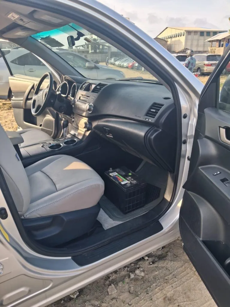 Toyota Highlander Sport 2008 d'occasion à Cotonou — intérieur