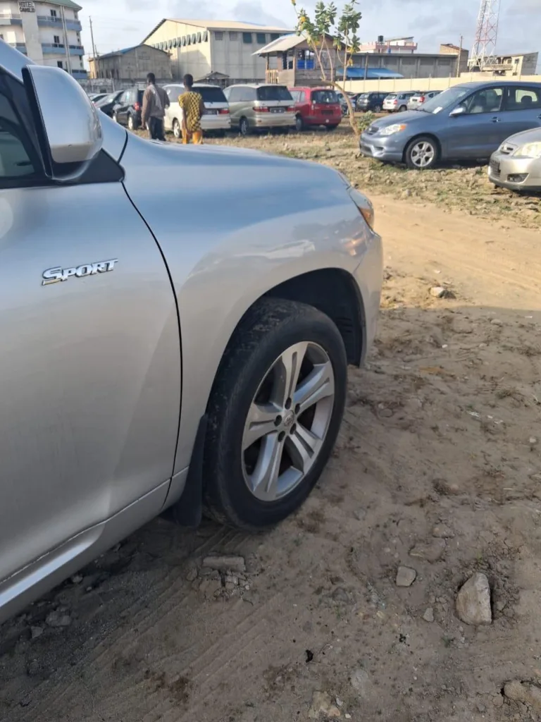 Toyota Highlander Sport 2008 d'occasion à Cotonou — avant, aile
